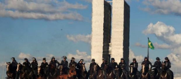 Temer convoca Exército para reprimir manifestações em Brasília Temer convoca Exército para reprimir manifestações em Brasília