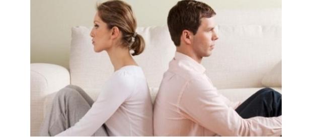 Um casal em um conflito amoroso Um casal em um conflito amoroso