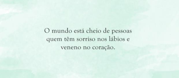 Um dia todas as máscaras caíram; afinal as cobras costumam mudar de pele Um dia todas as máscaras caíram; afinal as cobras costumam mudar de pele