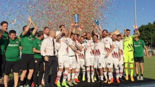 Il Foggia solleva la Supercoppa (fonte: trivenetogoal.it)