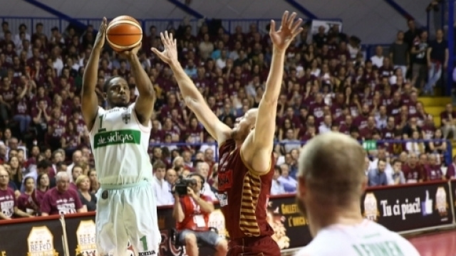 Joe Ragland al tiro (credit www.legabasket.it)