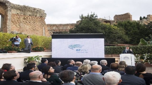 Le 22 octobre 2016, le pr&eacute;sident du conseil italien, Matteo Renzi, pr&eacute;sente le logo du sommet de 2017