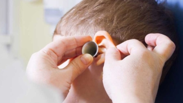 Otite curata con omeopatia: bimbo in rianimazione