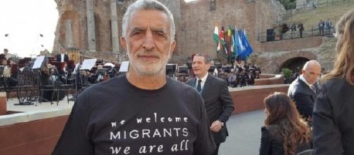 Il sindaco di Messina, Renato Accorinti, e la sua protesta nei confronti di Donald Trump
