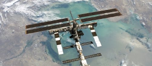 La Stazione Spaziale Internazionale fotografata dallo Shuttle Discovery (NASA, Agosto 2005 - Wikipedia)