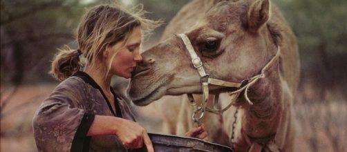 Robyn Davidson insieme ad un suo cammello.