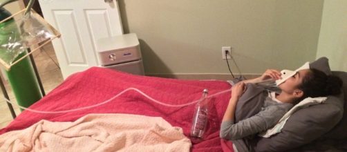 Una giovane donna è costretta a stare a letto con la maschera dell'ossigeno da quando è rimasta intossicata a causa di una fuga di gas
