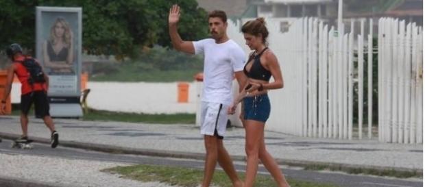 Grazi surge ao fundo da foto de Cauã e namorada, e internautas não perdoam Grazi surge ao fundo da foto de Cauã e namorada, e internautas não perdoam