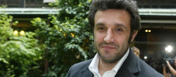 Immagine di Flavio Insinna, conduttore della trasmissione "Affari tuoi" Immagine di Flavio Insinna, conduttore della trasmissione "Affari tuoi"