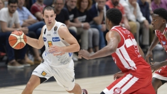 Aaron Craf, protagonista del match, in azione (credit www.legabasket.it)