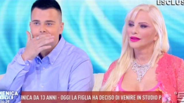 Il figlio di Cicciolina protagonista di uno scontro con Barbara D'Urso