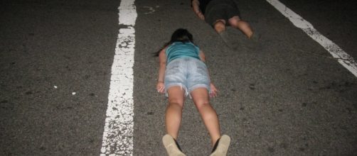 Non hanno più di 13 anni i ragazzini che in provincia di Venezia hanno fatto 'planking': sdraiarsi per strada aspettando il passaggio delle auto.