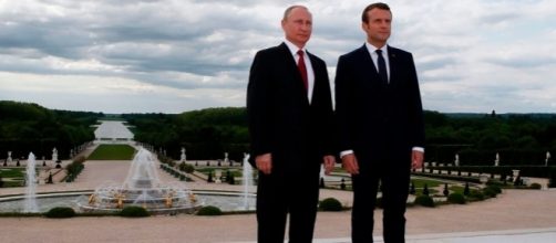 Vladimir Putin ed Emmanuel Macron ai giardini di Versailles prima dell'atteso confronto