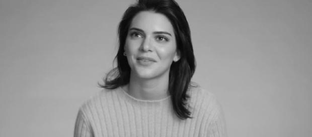 Kendall Jenner propone la moda de los pantalones blancos. Foto vía "W Magazine" Kendall Jenner propone la moda de los pantalones blancos. Foto vía "W Magazine"
