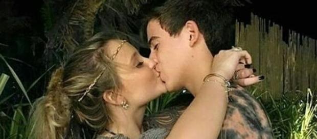 Larissa Manoela e Thomaz Costa se beijando Larissa Manoela e Thomaz Costa se beijando
