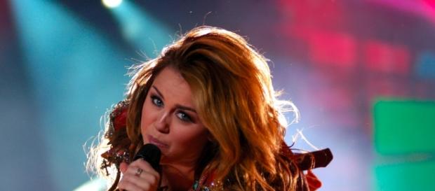 Pop singer Miley Cyrus performing / Photo by https://upload.wikimedia.org/wikipedia/commons/4/45/Miley_Cyrus_-_Gypsy_Heart_Tour_-_Santiago_02.jpg Pop singer Miley Cyrus performing / Photo by https://upload.wikimedia.org/wikipedia/commons/4/45/Miley_Cyrus_-_Gypsy_Heart_Tour_-_Santiago_02.jpg