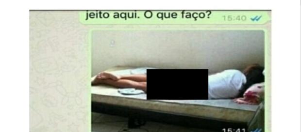 Rapaz encontra a prima deitada em sua cama em trajes mínimos e toma atitude surpeendente Rapaz encontra a prima deitada em sua cama em trajes mínimos e toma atitude surpeendente