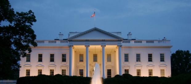 Something was going on last night with red lights flashing from inside the White House. Photo: Blasting News Library - popsci.com Something was going on last night with red lights flashing from inside the White House. Photo: Blasting News Library - popsci.com