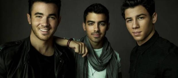 The Jonas brothers band together in supporting their dad through his fight with colon cancer. ... - hollywoodreporter.com The Jonas brothers band together in supporting their dad through his fight with colon cancer. ... - hollywoodreporter.com