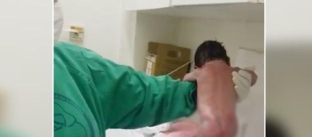 Watch: Baby starts walking minutes after being born. Photo: Blasting News Library - ecr.co.za Watch: Baby starts walking minutes after being born. Photo: Blasting News Library - ecr.co.za