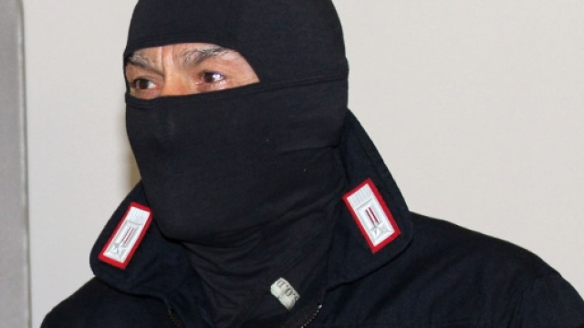 Il comandante Alfa incapucciato con il mephisto