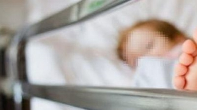 Palermo, bimbo mangia oliva e muore