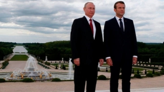 Vladimir Putin ed Emmanuel Macron ai giardini di Versailles prima dell'atteso confronto