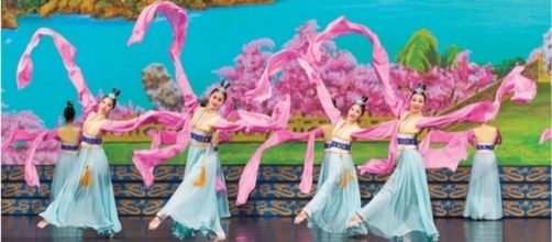 ‘Han Dynasty Sleeves,’ Classical Chinese dance. Photo: Courtesy of Shen Yun Performing Arts, used with permission.