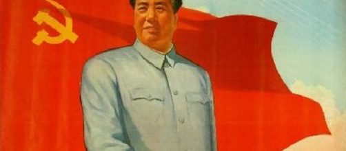 Retrato de Mao Tse-Tung con la bandera comunista.
