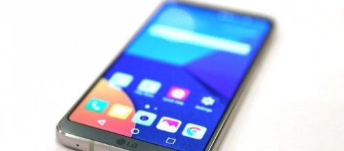 The LG G6 has a huge screen, glass back and waterproof design - mashable.com