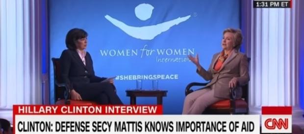 Hillary Clinton s'exprimait pour une association internationale de défense des femmes Hillary Clinton s'exprimait pour une association internationale de défense des femmes