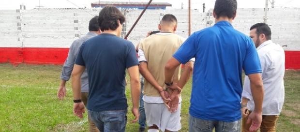 Jogador foi levado para a delegacia vestindo uniforme do clube Jogador foi levado para a delegacia vestindo uniforme do clube