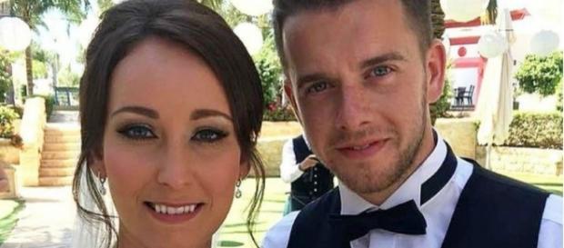 Kirsty durante o casamento com Adam Maxwell Kirsty durante o casamento com Adam Maxwell