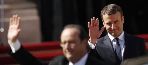 Le nouveau prince charmant saluant son prédécesseur sur le perron de l'Elysée Le nouveau prince charmant saluant son prédécesseur sur le perron de l'Elysée