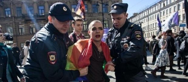 Policiais detendo gays na capital do país Policiais detendo gays na capital do país