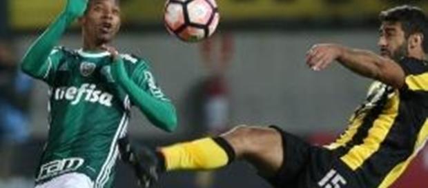 Tchê Tchê briga por bola no Uruguai Tchê Tchê briga por bola no Uruguai