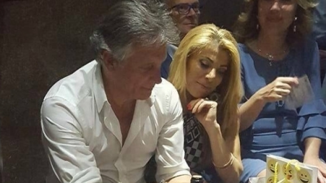 Giorgio impegnato con i regali durante la festa di compleanno