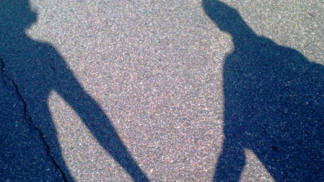 Ombre di due persone che si aiutano.