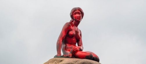 Copenaghen: statua della sirenetta imbrattata di rosso contro caccia alla balena