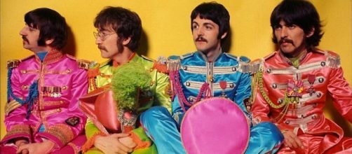 I Beatles sfoggiano il tipico look St. Pepper