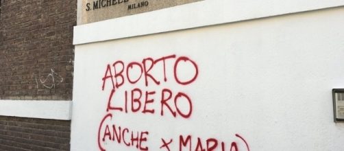 La scritta pro aborto sulle mura di San Michele Arcangelo e Santa Rita