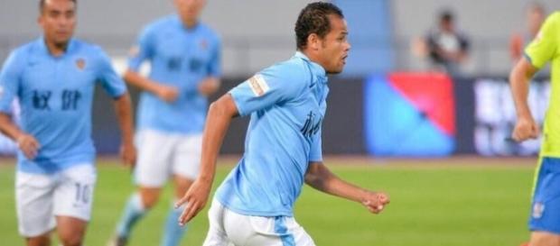 Atacante ainda tem mais dois anos de contrato com clube chinês Atacante ainda tem mais dois anos de contrato com clube chinês