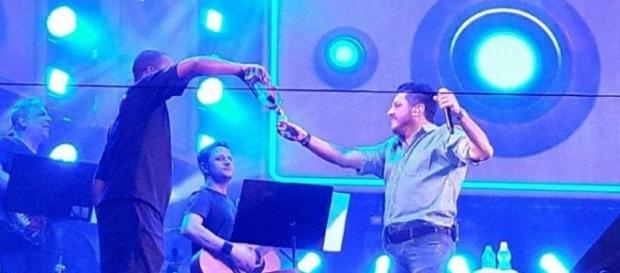 Foto mostra Bruno bebendo no palco durante show e Patos de Minas (Fonte; Reprodução/Vídeo) Foto mostra Bruno bebendo no palco durante show e Patos de Minas (Fonte; Reprodução/Vídeo)