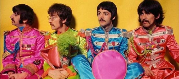 I Beatles sfoggiano il tipico look St. Pepper I Beatles sfoggiano il tipico look St. Pepper
