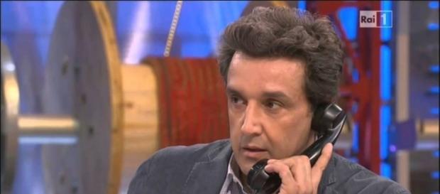La pagella di Flavio Insinna mostrata ad Affari Tuoi La pagella di Flavio Insinna mostrata ad Affari Tuoi