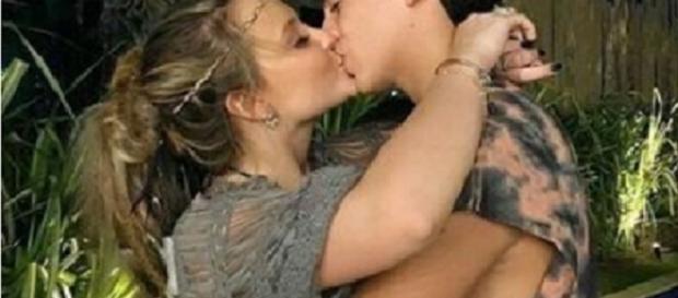 Larissa Manoela e Thomaz Costa reataram mesmo. Uma foto dos dois se beijando tem sido divulgada nas redes sociais. Larissa Manoela e Thomaz Costa reataram mesmo. Uma foto dos dois se beijando tem sido divulgada nas redes sociais.