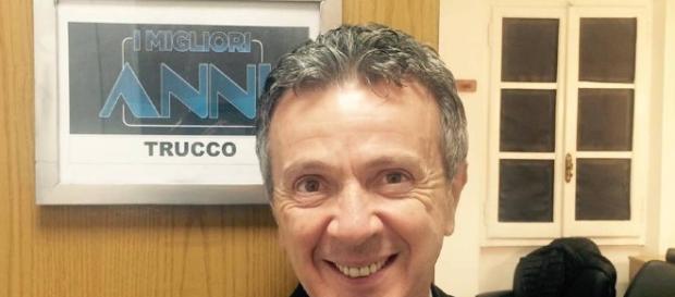 Pupo sferza Insinna con una lettera Pupo sferza Insinna con una lettera