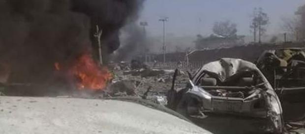 Strage a Kabul 90 morti per lo scoppio di un'autobomba Strage a Kabul 90 morti per lo scoppio di un'autobomba