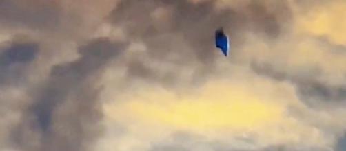 Mind-blowing' footage of mystery flying craft hovering near US ... - mirror.co.uk
