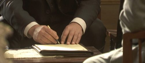 Mauricio firma i documenti per il matrimonio